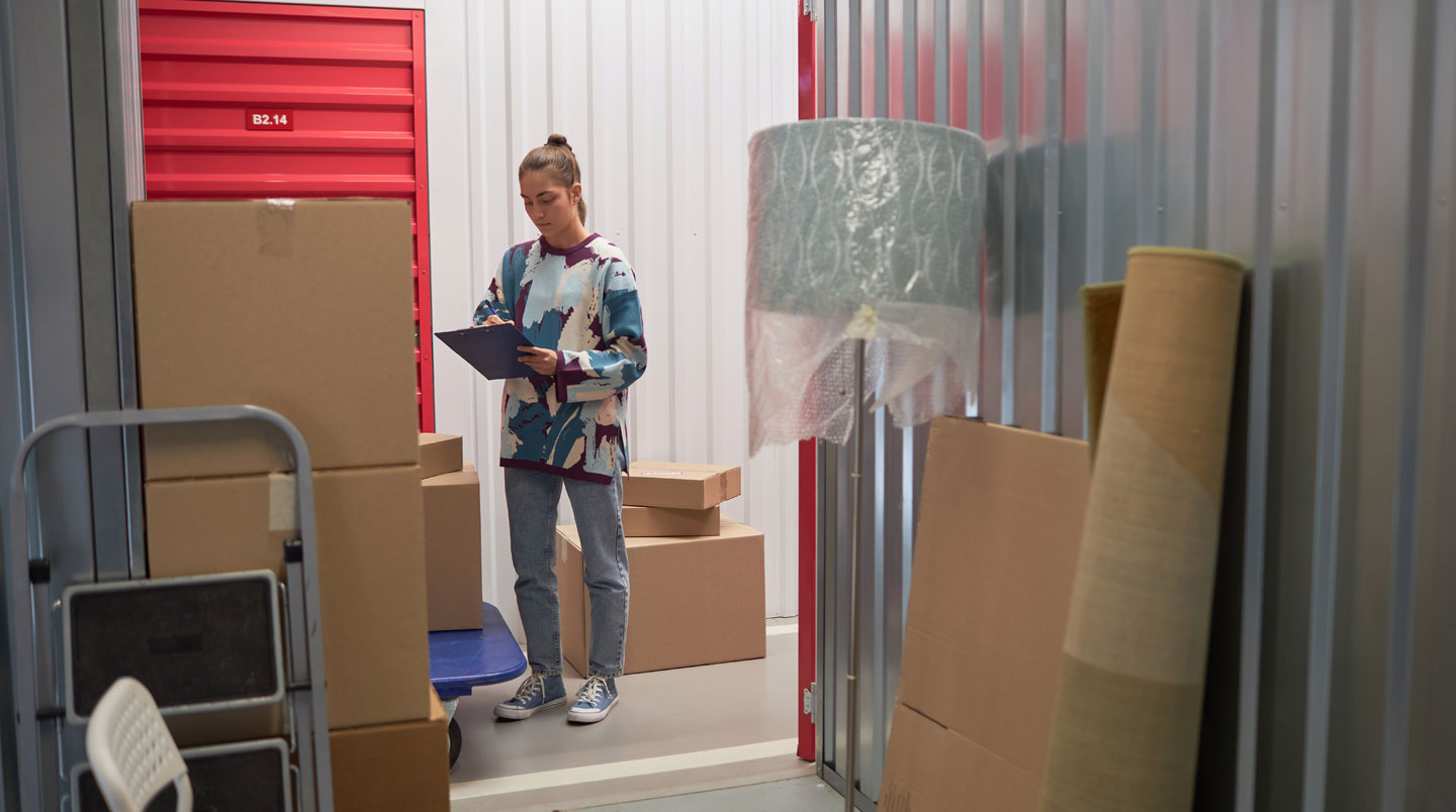 Conseillère d'agence de garde-meuble et client consultant ensemble un contrat de location lors d'un rendez-vous professionnel